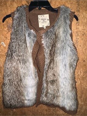 Urban Behavior faux fur vest sweater lining size Medium oversized layers fall26
